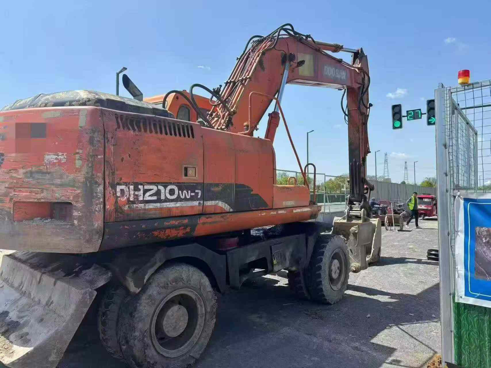 Buy Doosan DX210W Used Excavator / 3