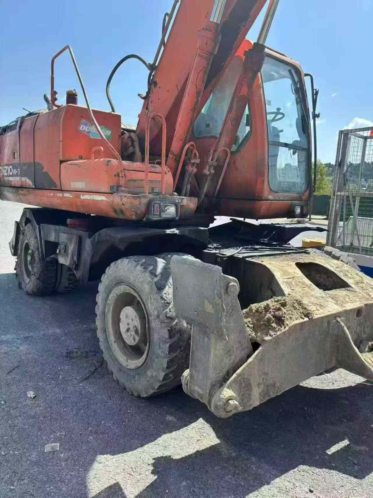 Buy Doosan DX210W Used Excavator / 2