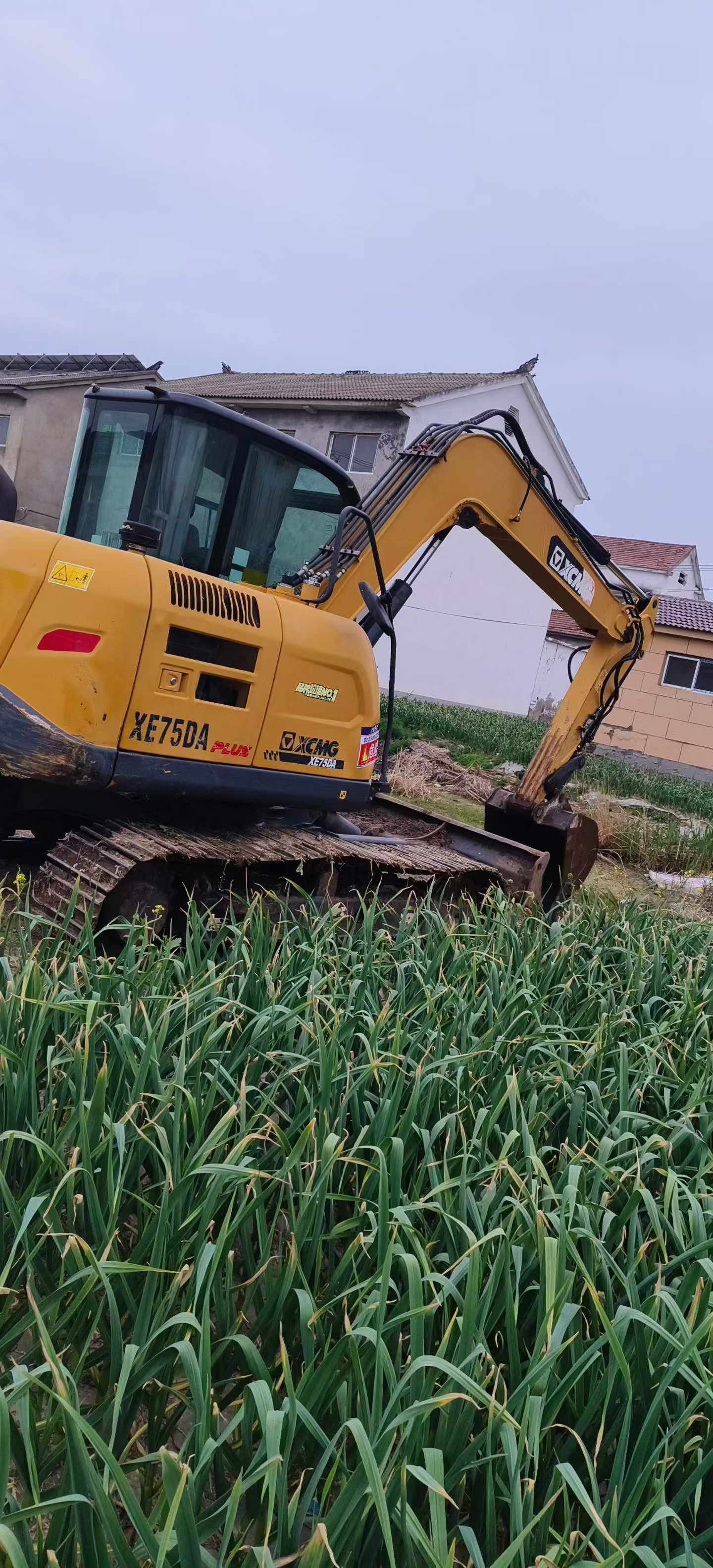 Buy XCMG XE75C Used Excavator / 2