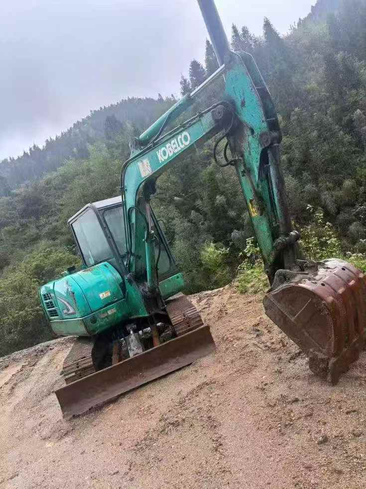 Compre Escavadeira Kobelco SK60-8 Usada / 2