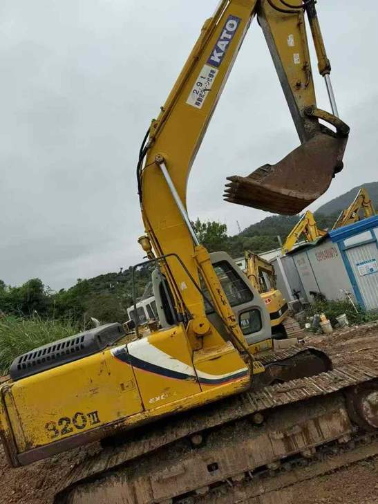 Buy Kato 820-3SP Used Excavator / 1