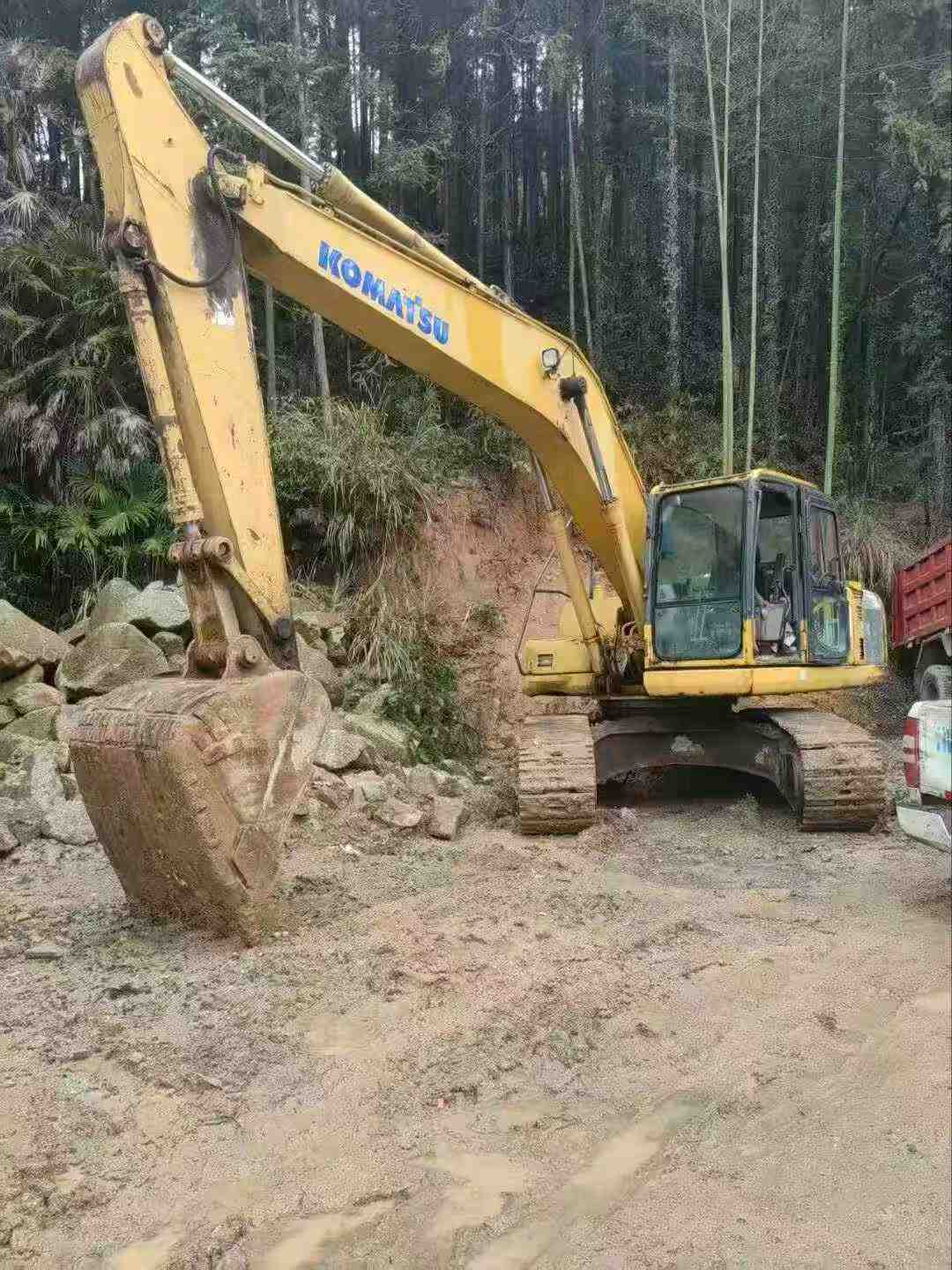 Compre Escavadeira Komatsu HB205-1 Usada / 2