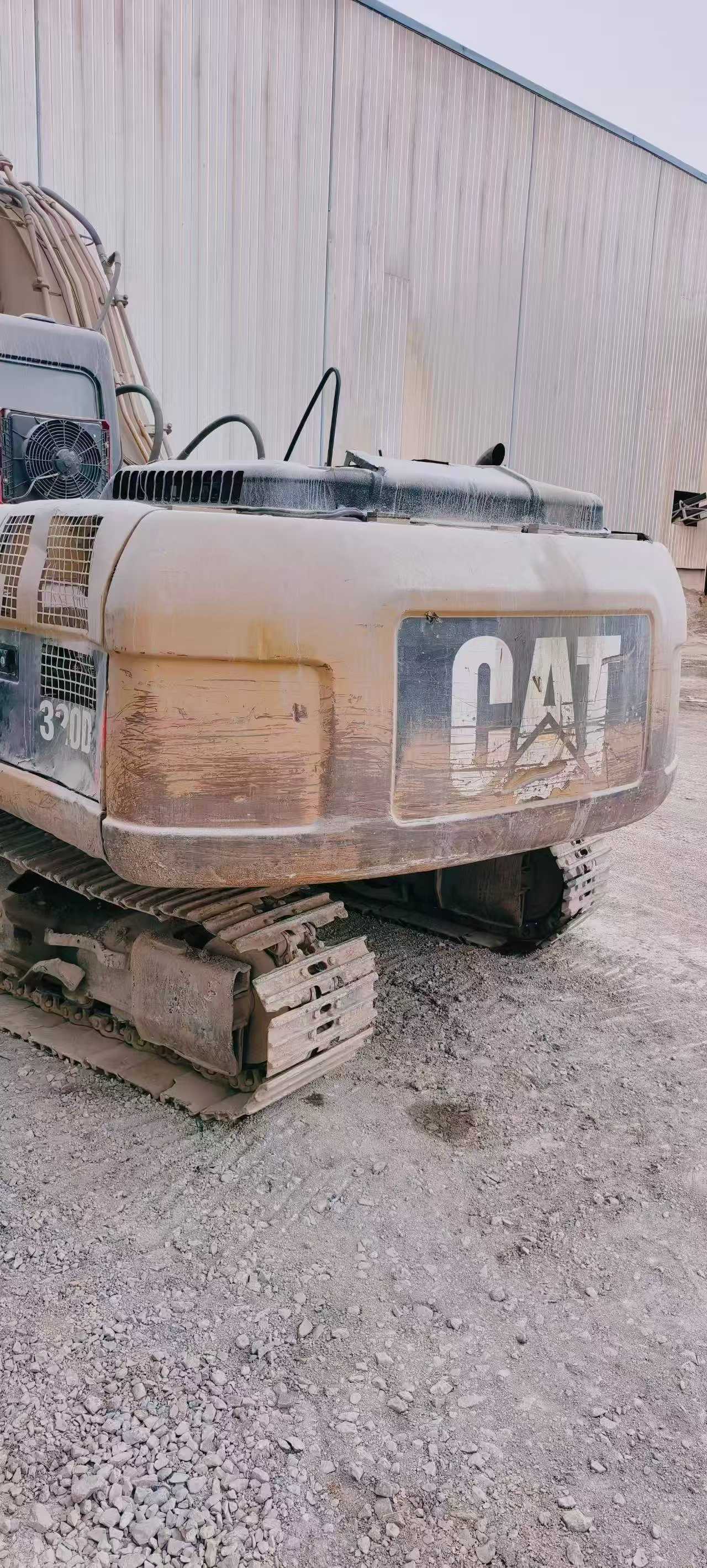Compre Escavadeira Caterpillar 320A Usada / 4