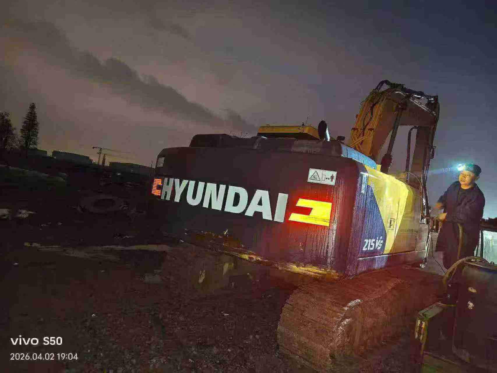 Compre Escavadeira Hyundai R215VS Usada / 4