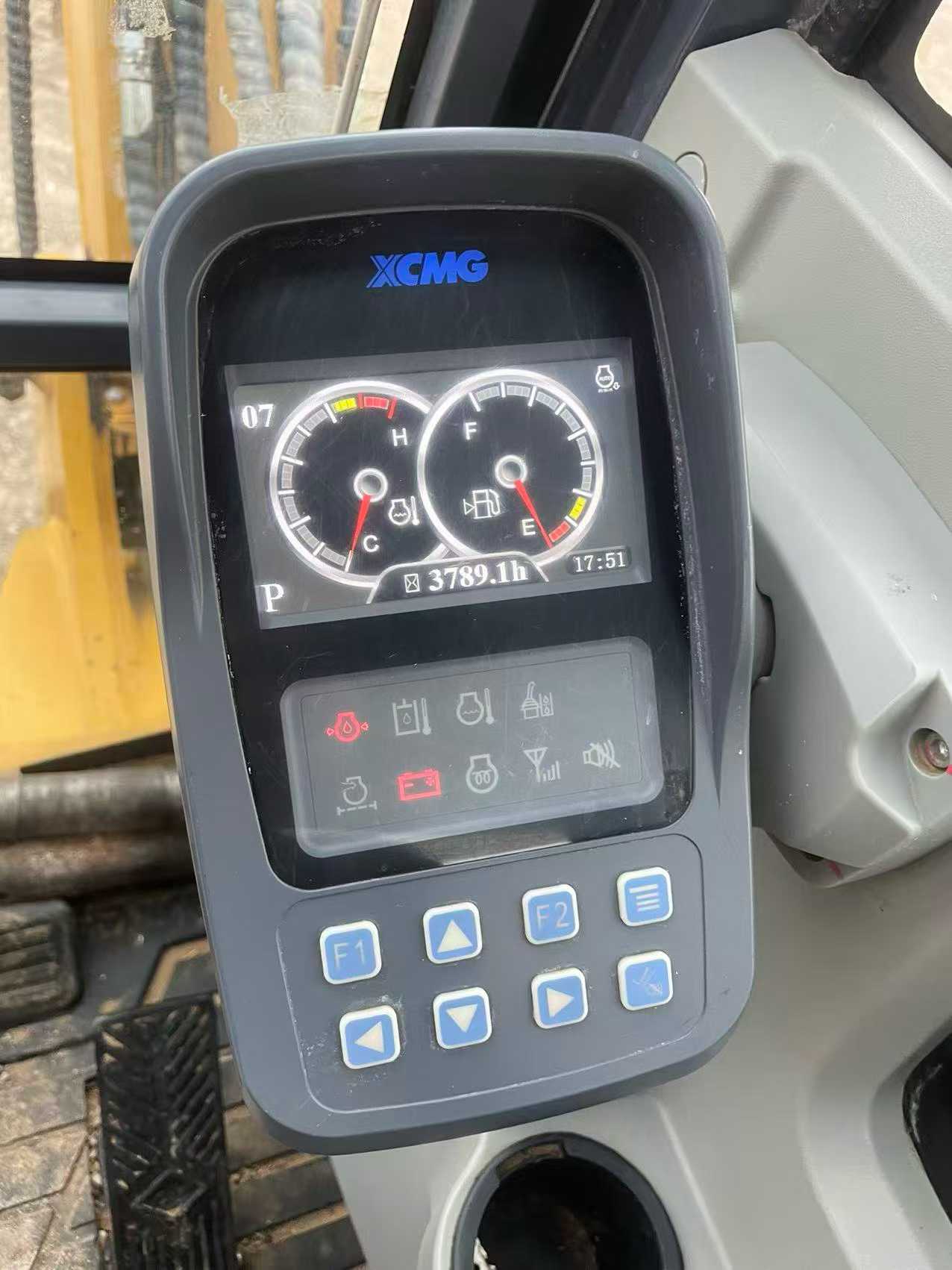 Compre Escavadeira XCMG LW60G Usada / 4