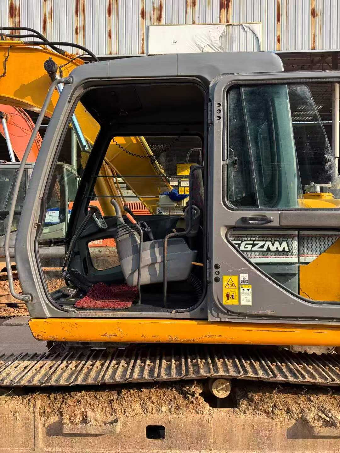 Compre Escavadeira Kato HD512R Usada / 3