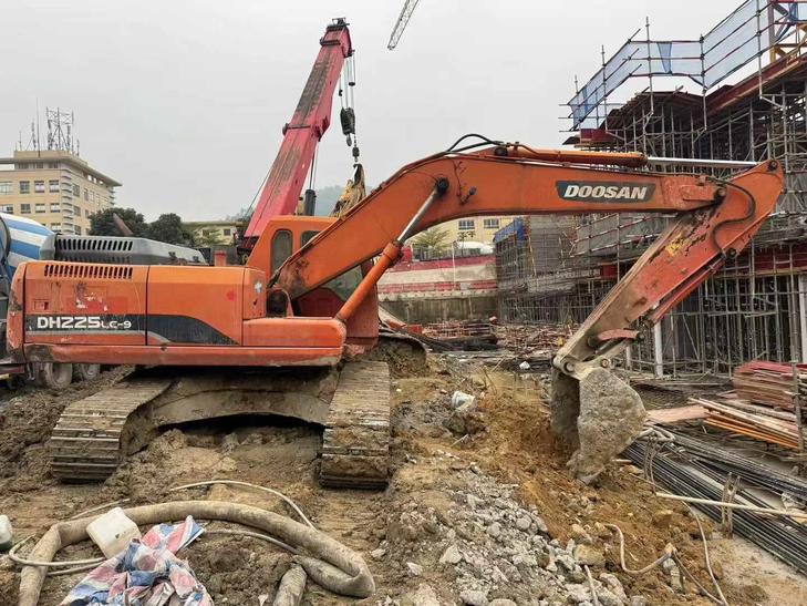 Buy Doosan DH225-9 Used Excavator / 1