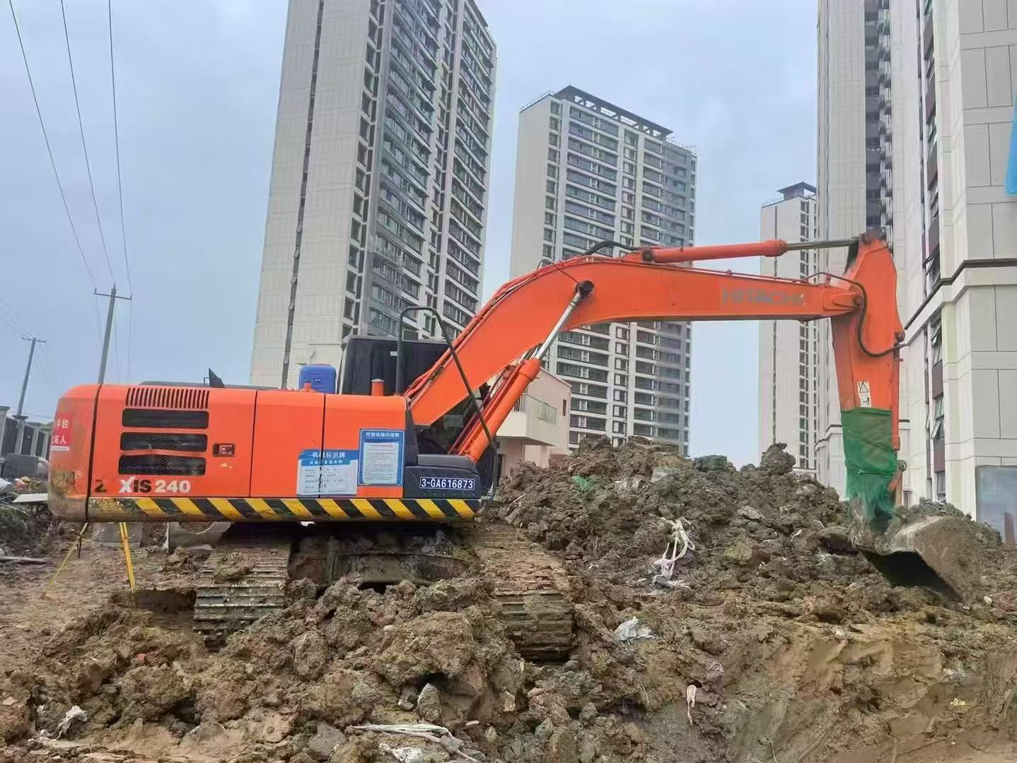 Buy Hitachi EX200-5 Used Excavator / 5