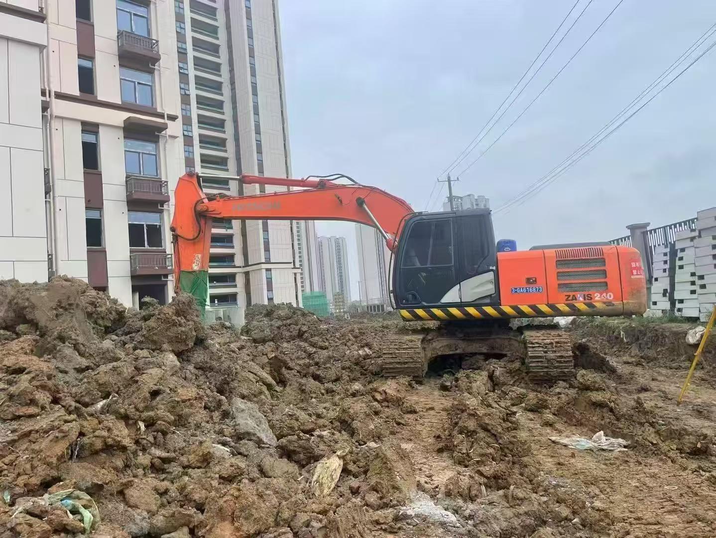 Buy Hitachi EX200-5 Used Excavator / 7