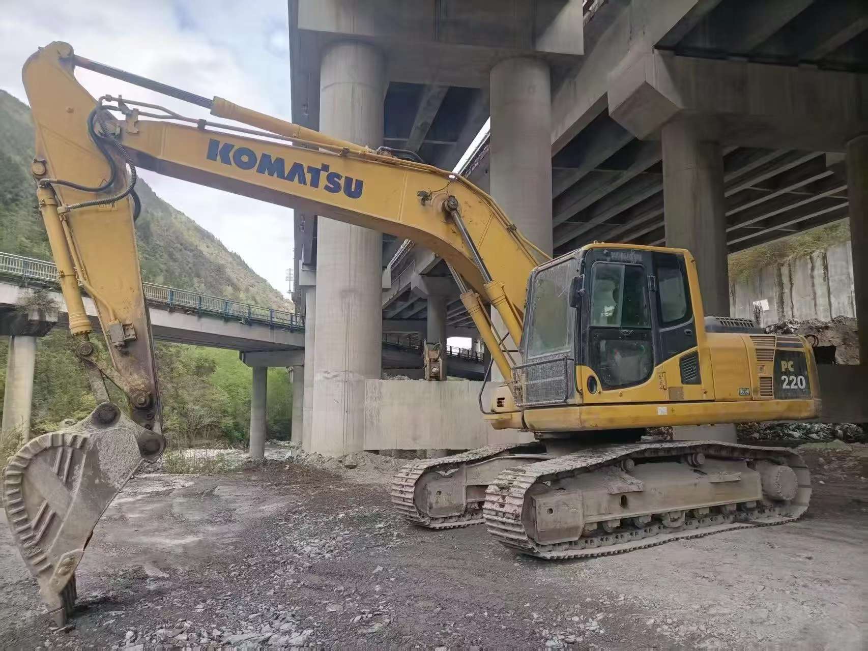 Buy Komatsu PC200-8M0 Used Excavator / 3