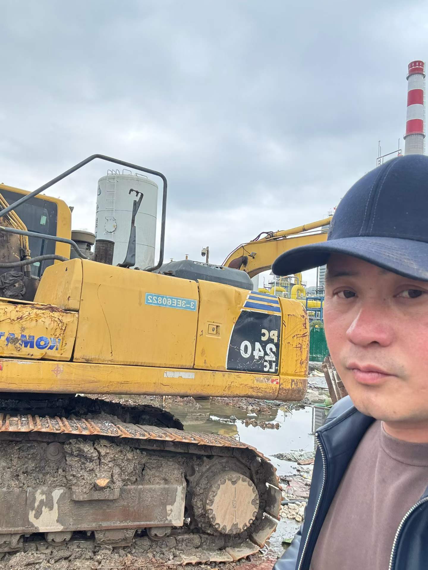 Buy Komatsu PC220-8 Used Excavator / 9