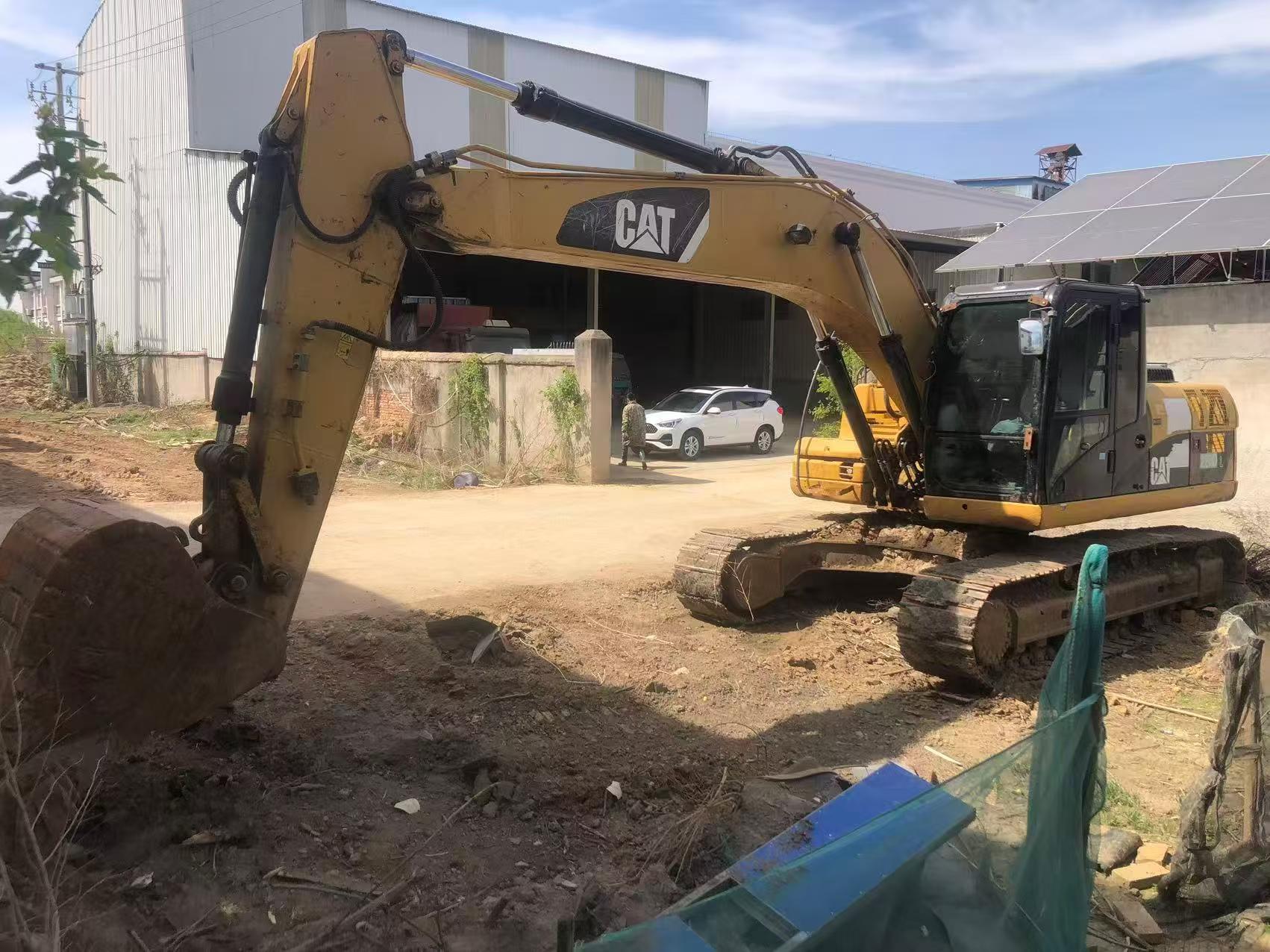 Buy Caterpillar 320D Used Excavator / 2