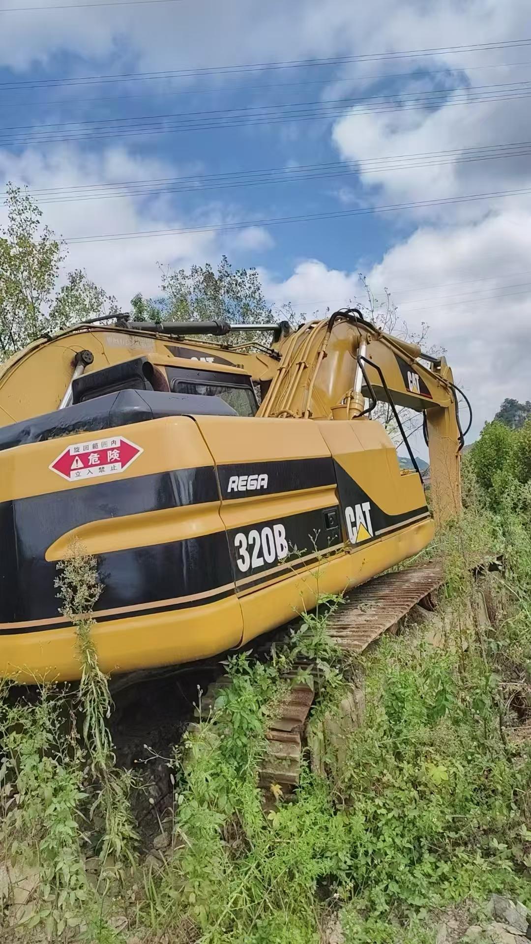 Buy Caterpillar 320V2 Used Excavator / 1