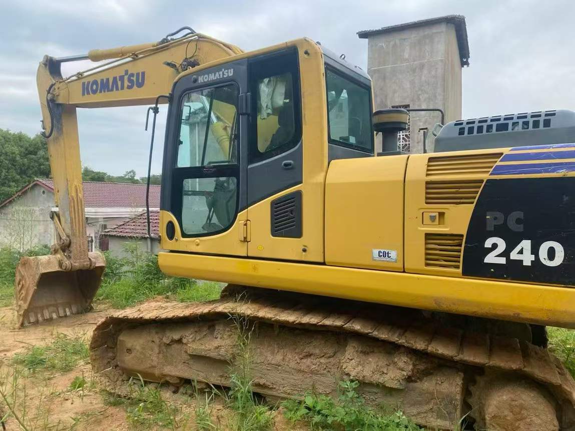 شراء حفارة Komatsu PC200-8 مستعملة / 2
