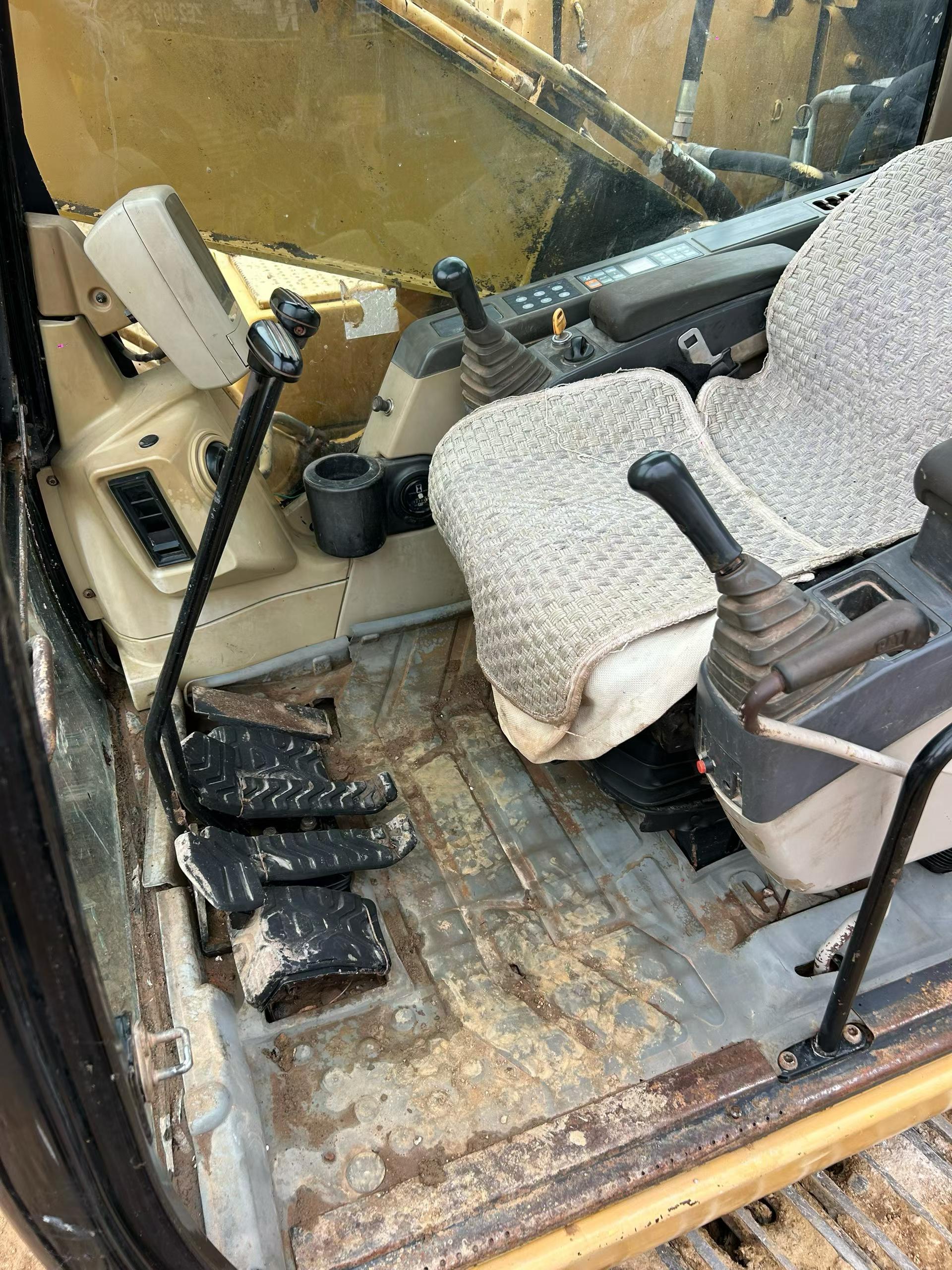 Buy Caterpillar 320C Used Excavator / 2