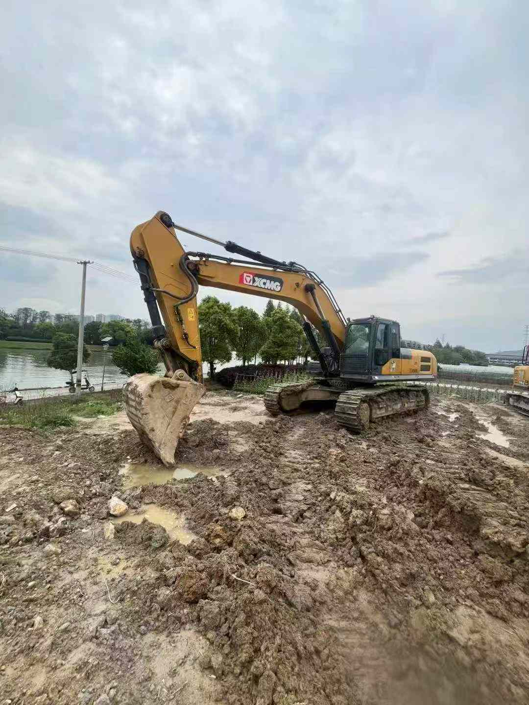 Buy XCMG XE400T Used Excavator / 2