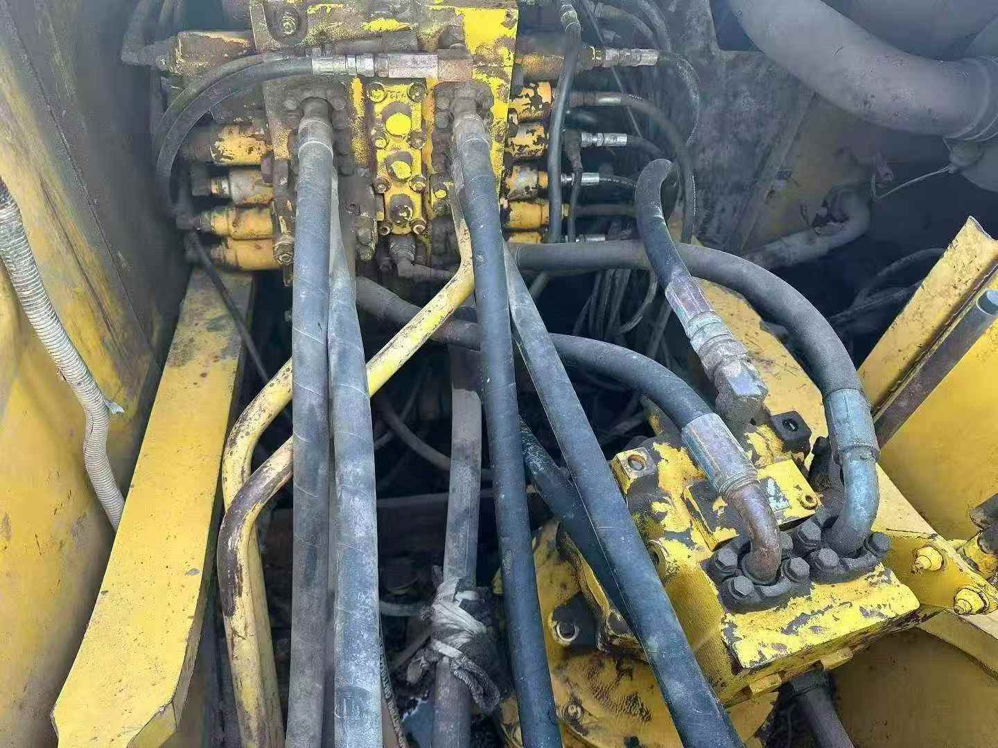Buy Komatsu PC200-7 Used Excavator / 3