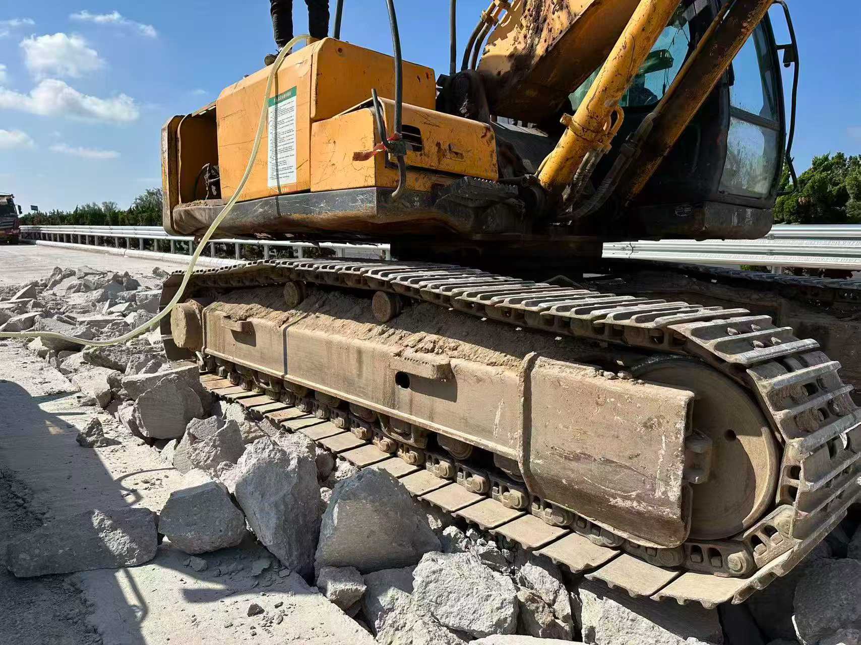 Buy Hyundai R305LVS Used Excavator / 5