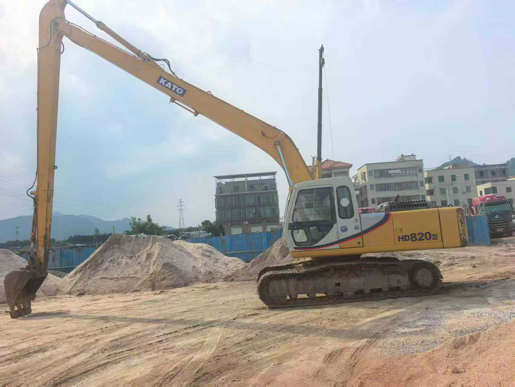 Buy Kato 820-3SP Used Excavator / 3
