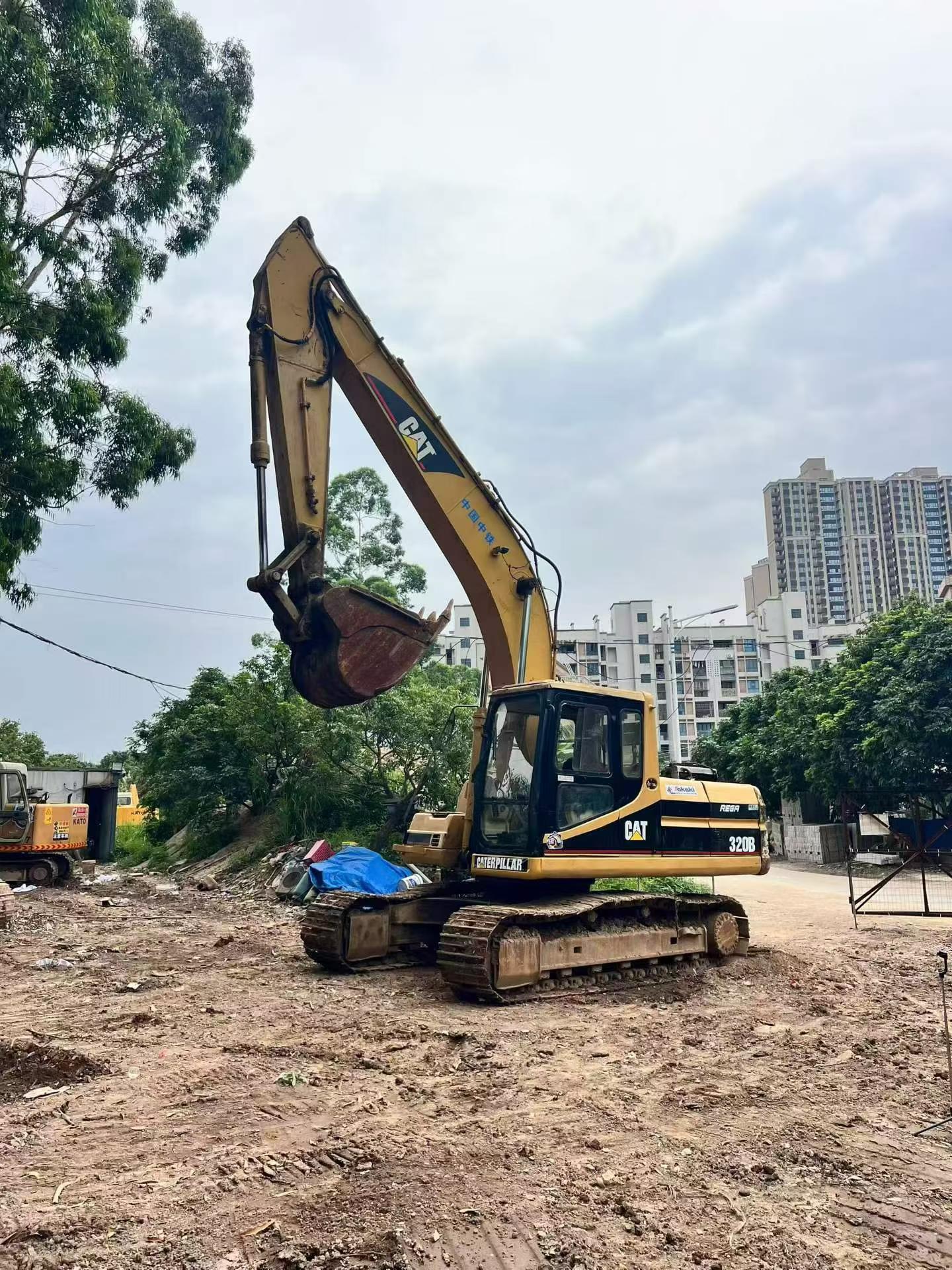 شراء 卡特 320B مستعمل حفارة