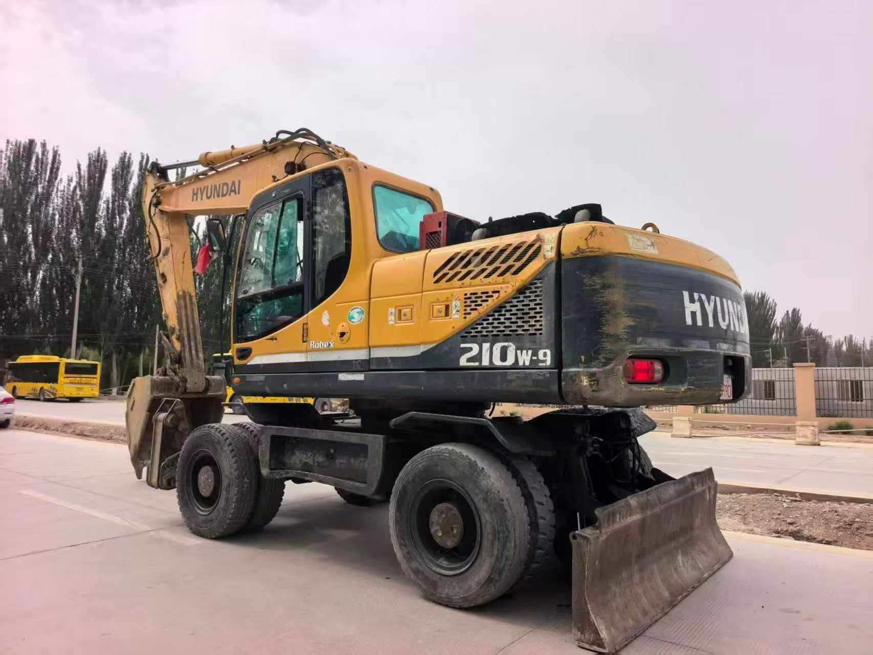 Buy Hyundai R210W Used Excavator / 3