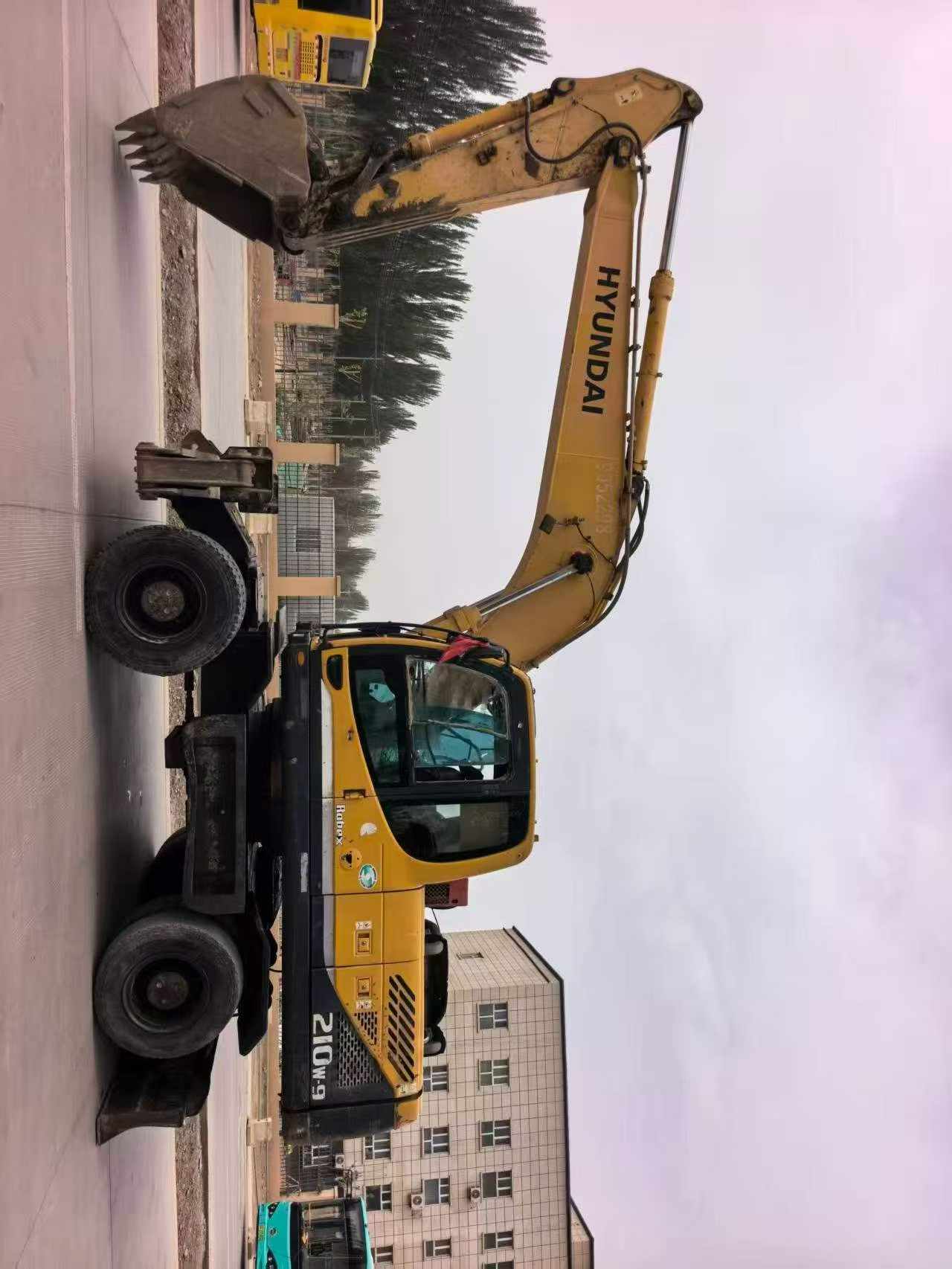 Buy Hyundai R210W Used Excavator / 2
