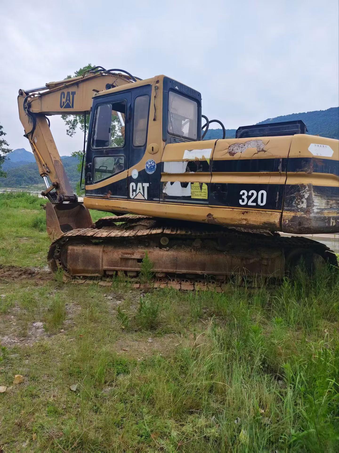 Buy Caterpillar 320V2 Used Excavator / 2