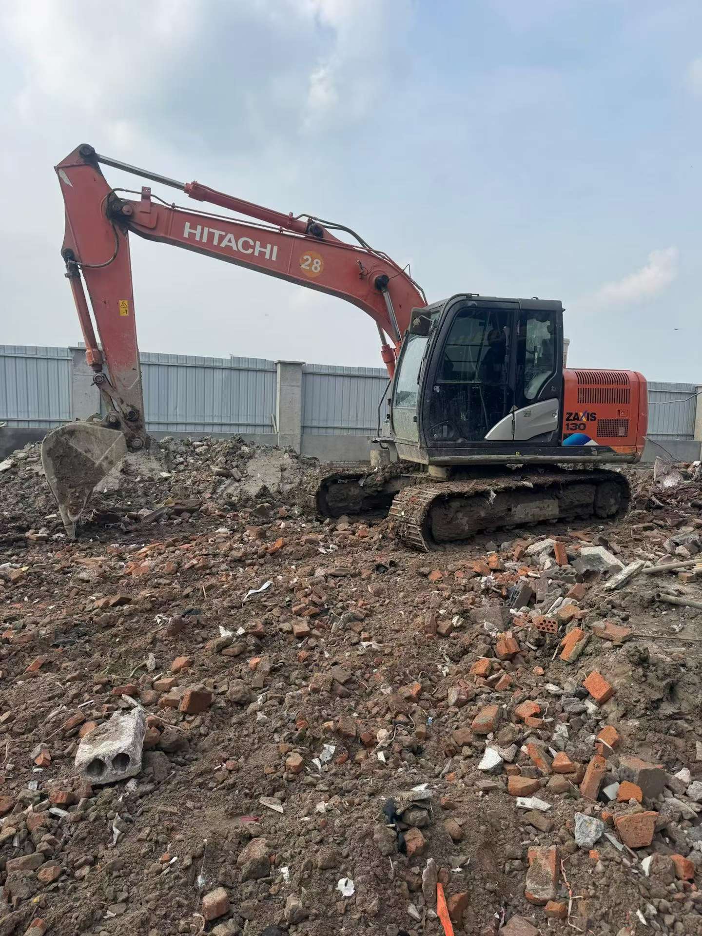 Buy Hitachi EX130H-5 Used Excavator / 4