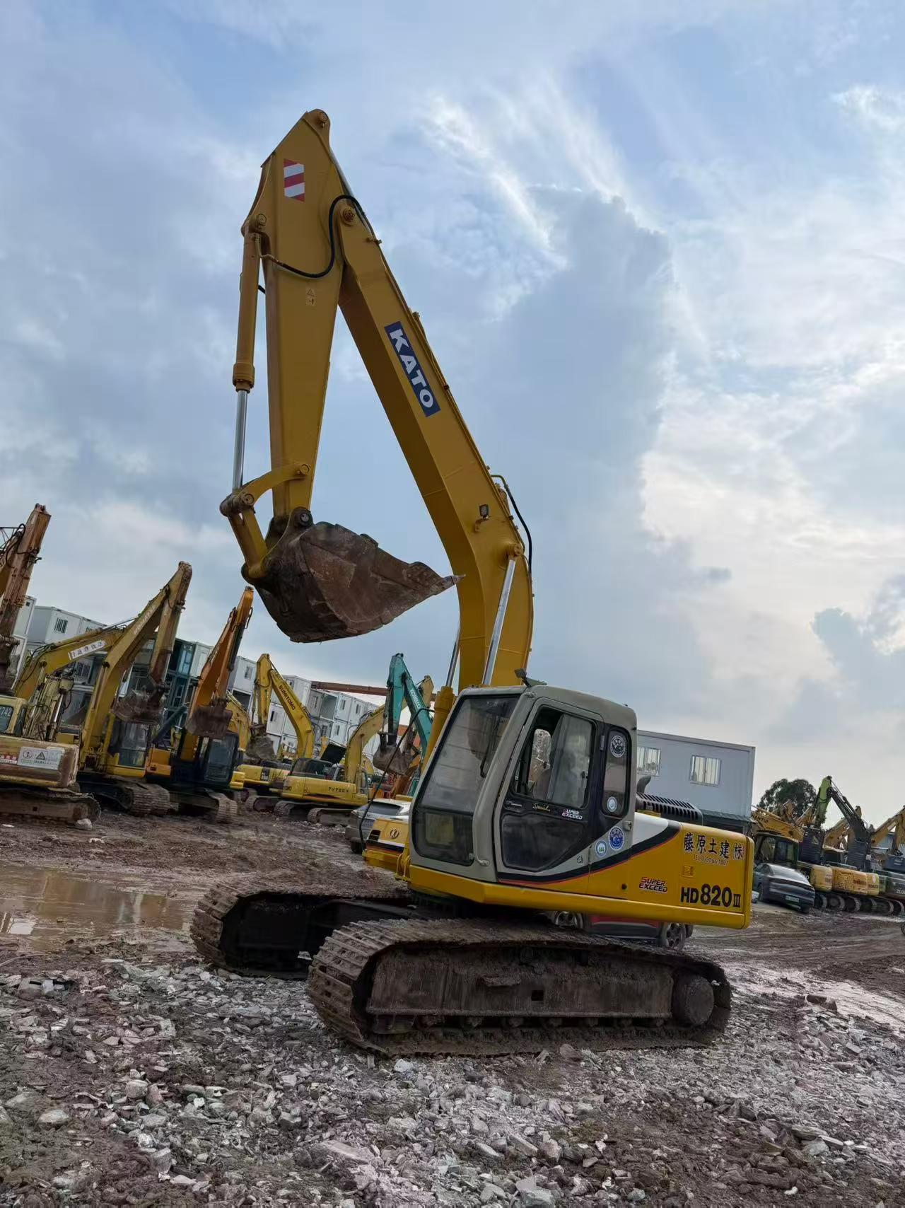 Buy Kato 820-3SP Used Excavator / 3
