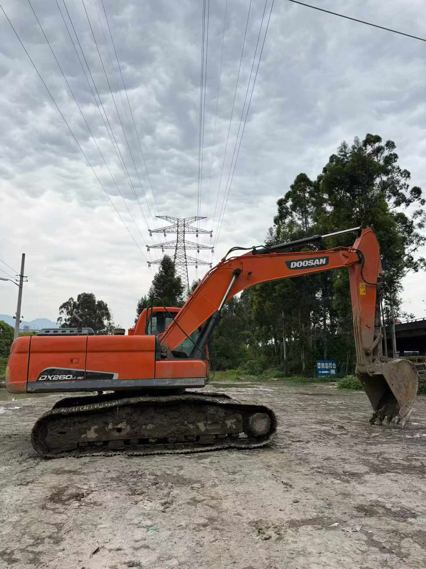 Buy Doosan DX260LC-9C Used Excavator / 3