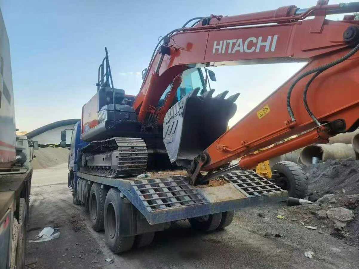 Buy Hitachi EX130H-5 Used Excavator / 2