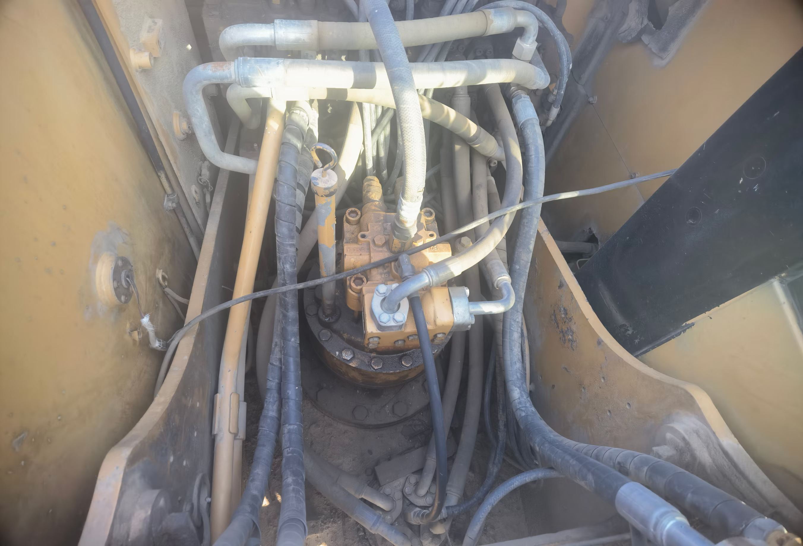 شراء حفارة Caterpillar 320A مستعملة / 3