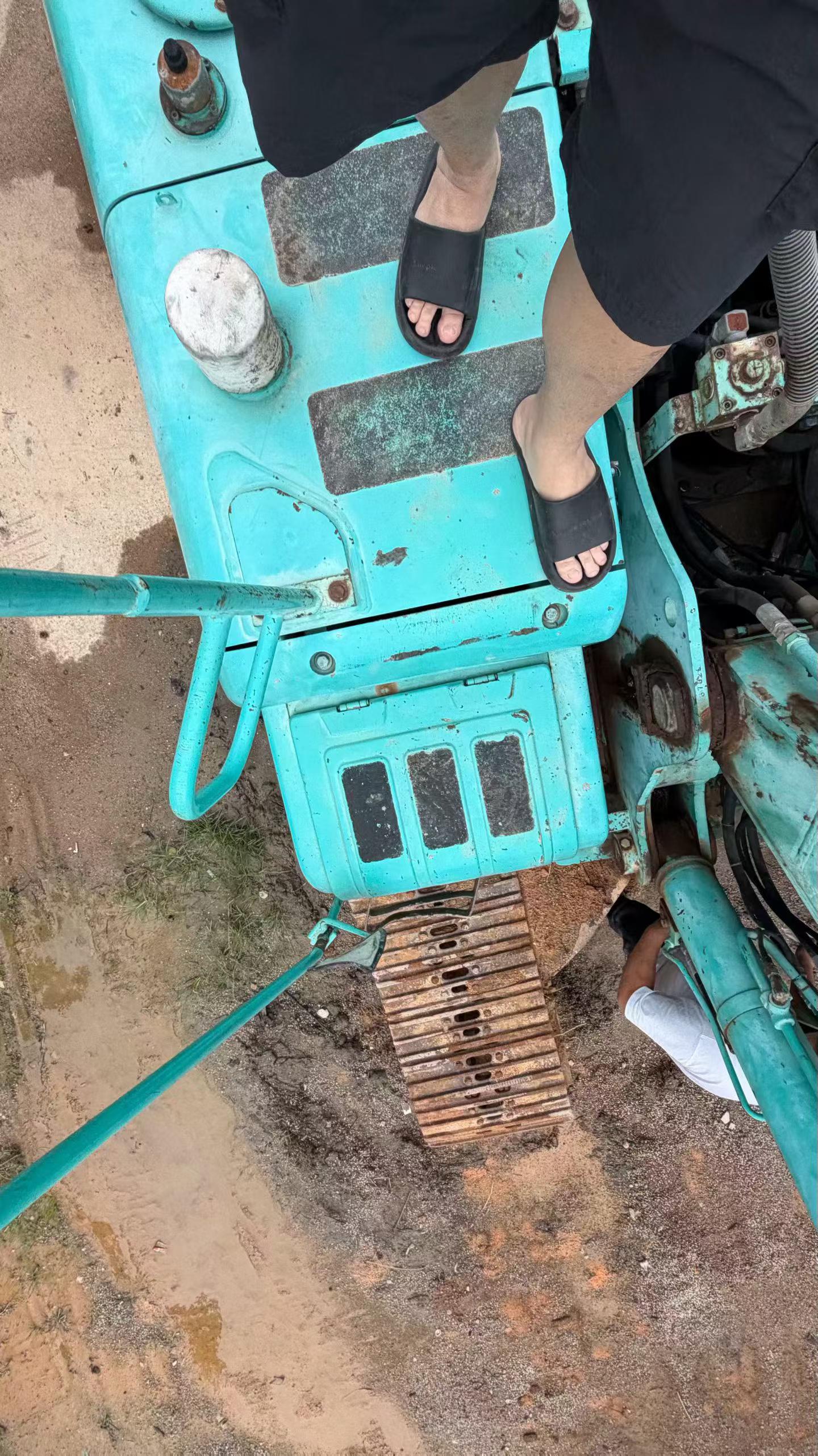 Buy Kobelco SK200-10 Used Excavator / 6