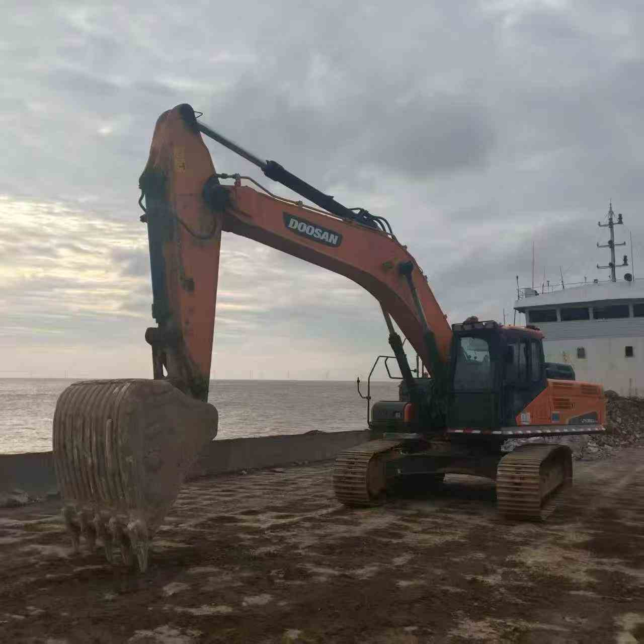 Buy Doosan DH360-V Used Excavator / 2