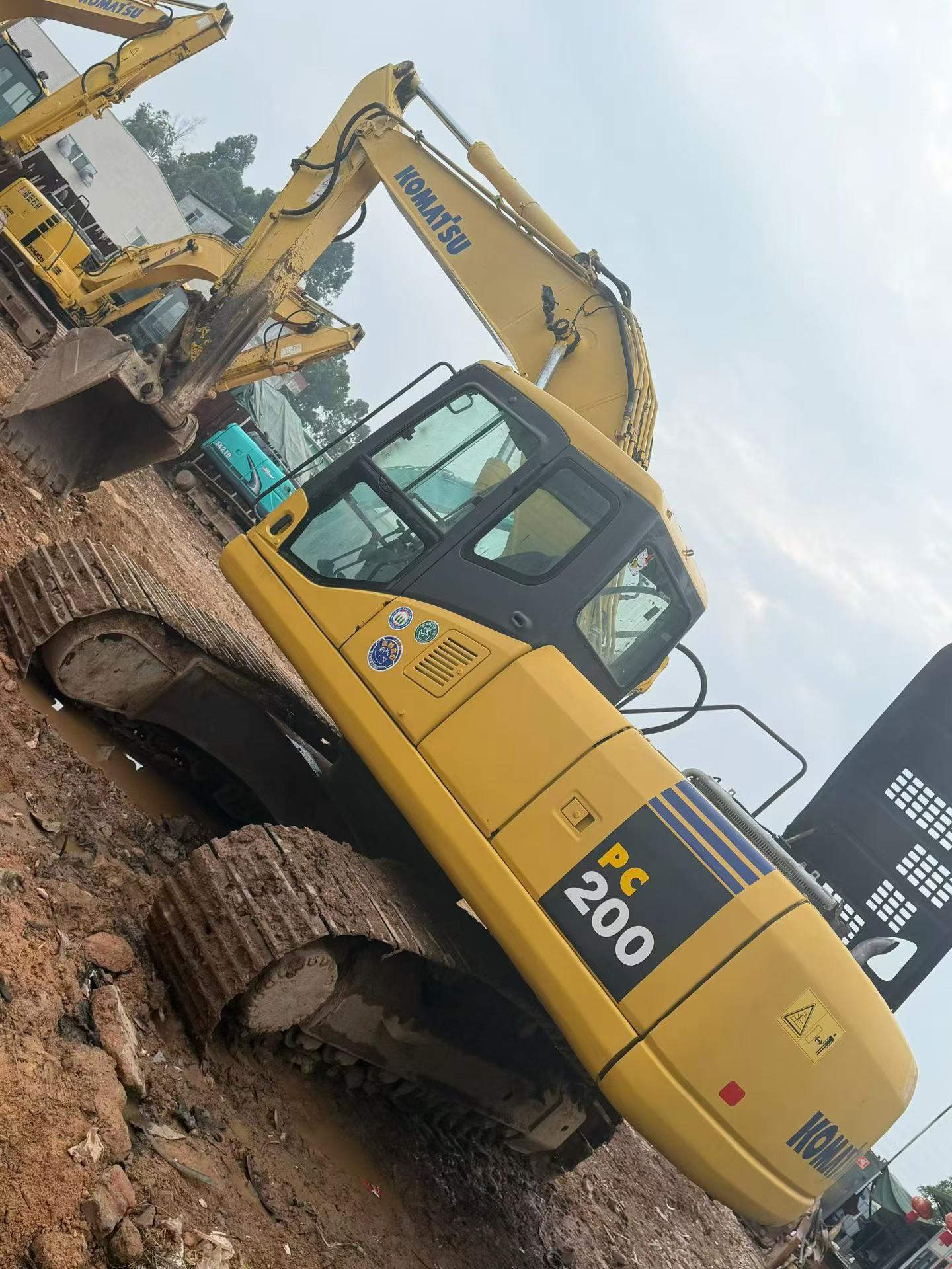 Buy Komatsu PC200-7 Used Excavator / 2