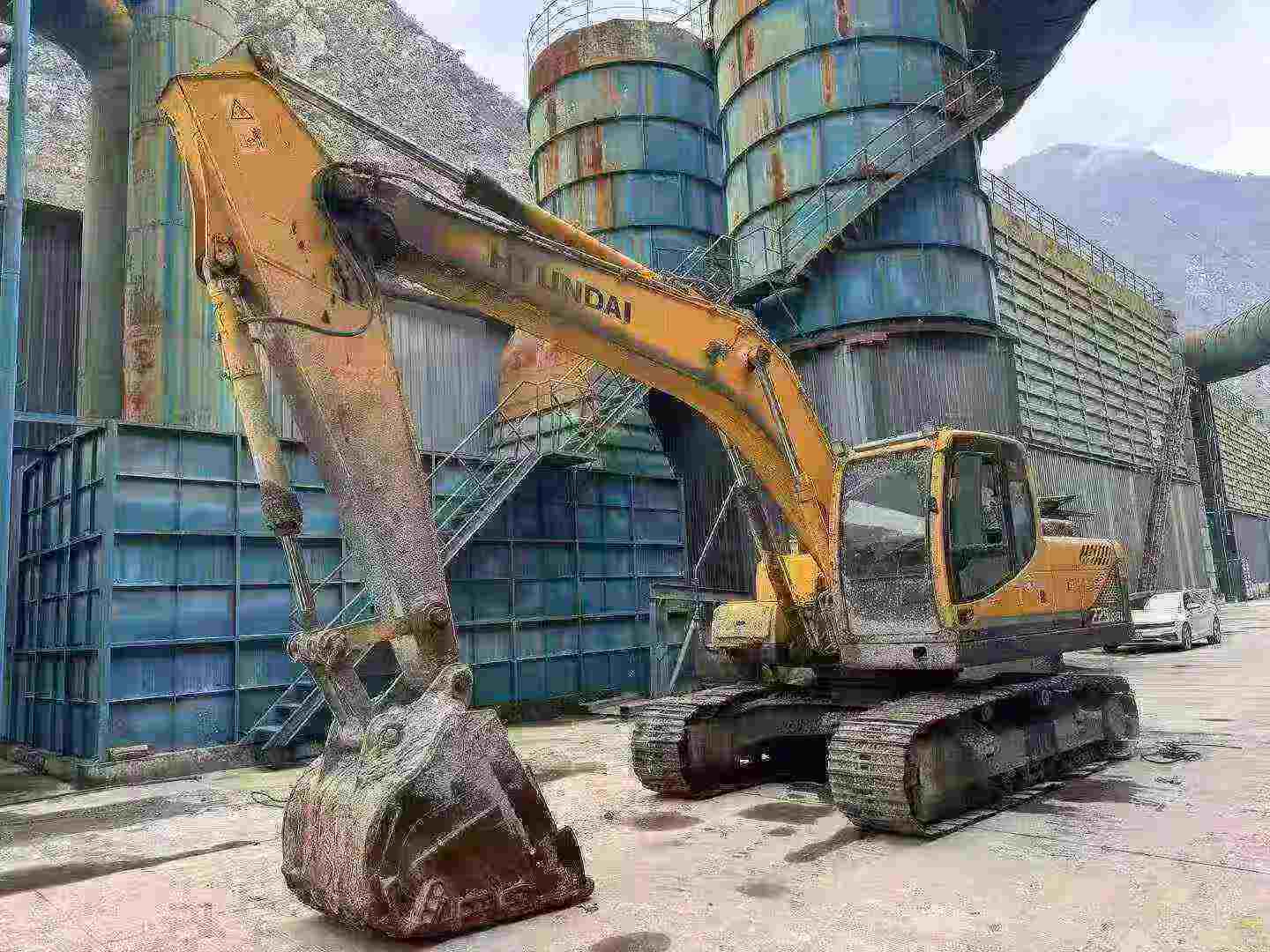 Buy Hyundai R215-9 Used Excavator / 2
