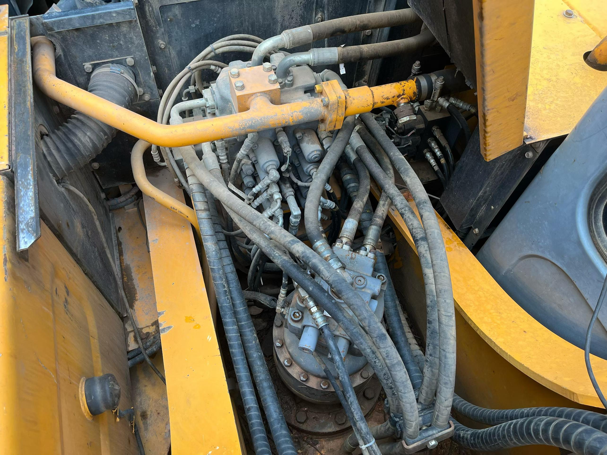 شراء حفارة Kato HD820R مستعملة / 4