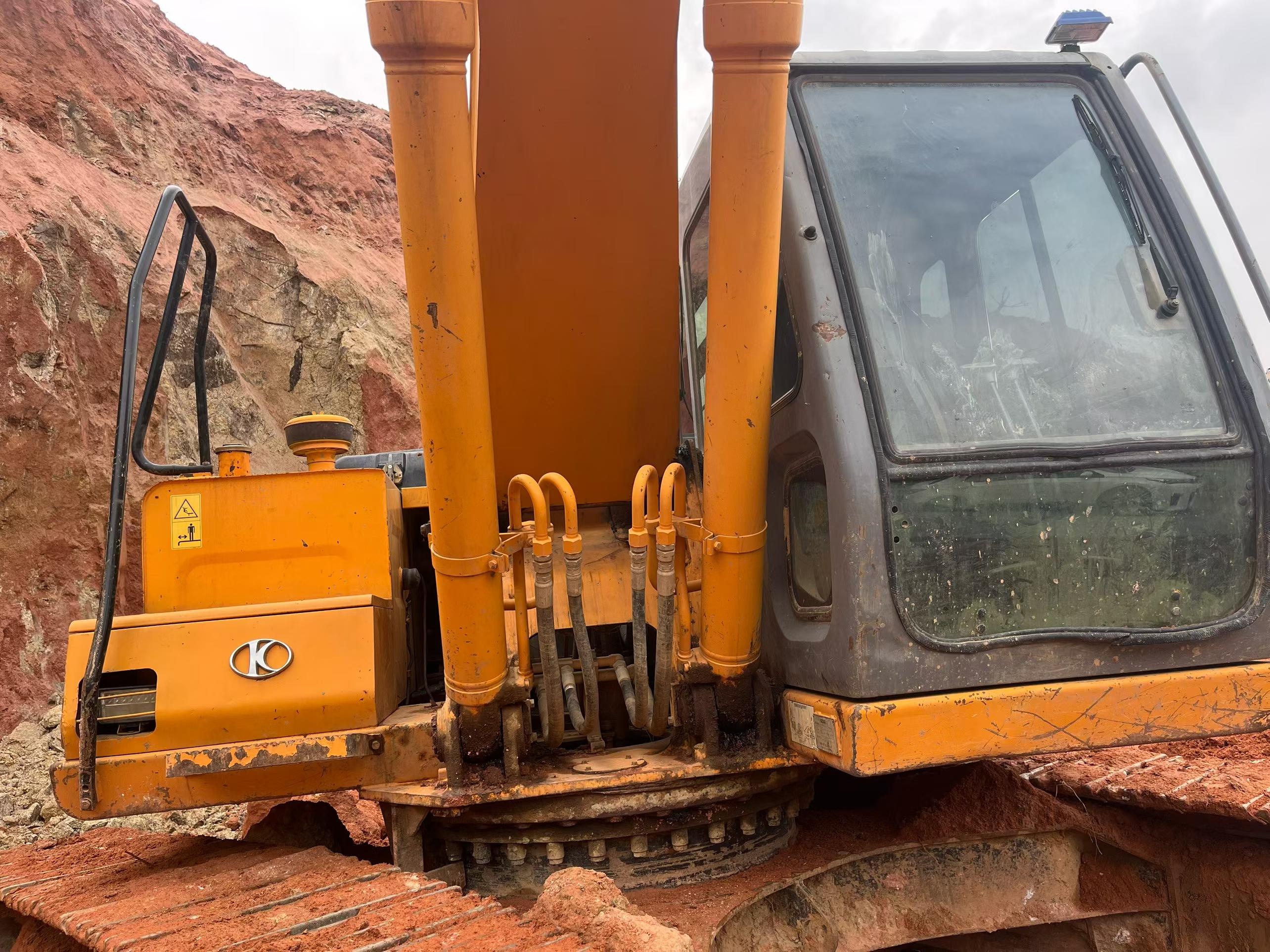 شراء حفارة Kato HD820R مستعملة / 2