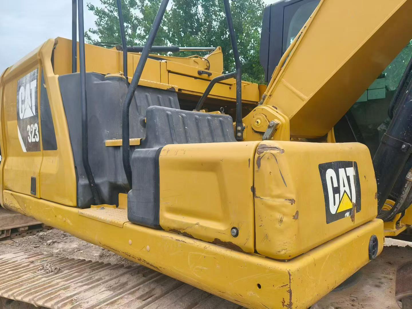 شراء حفارة Caterpillar 323 مستعملة / 3