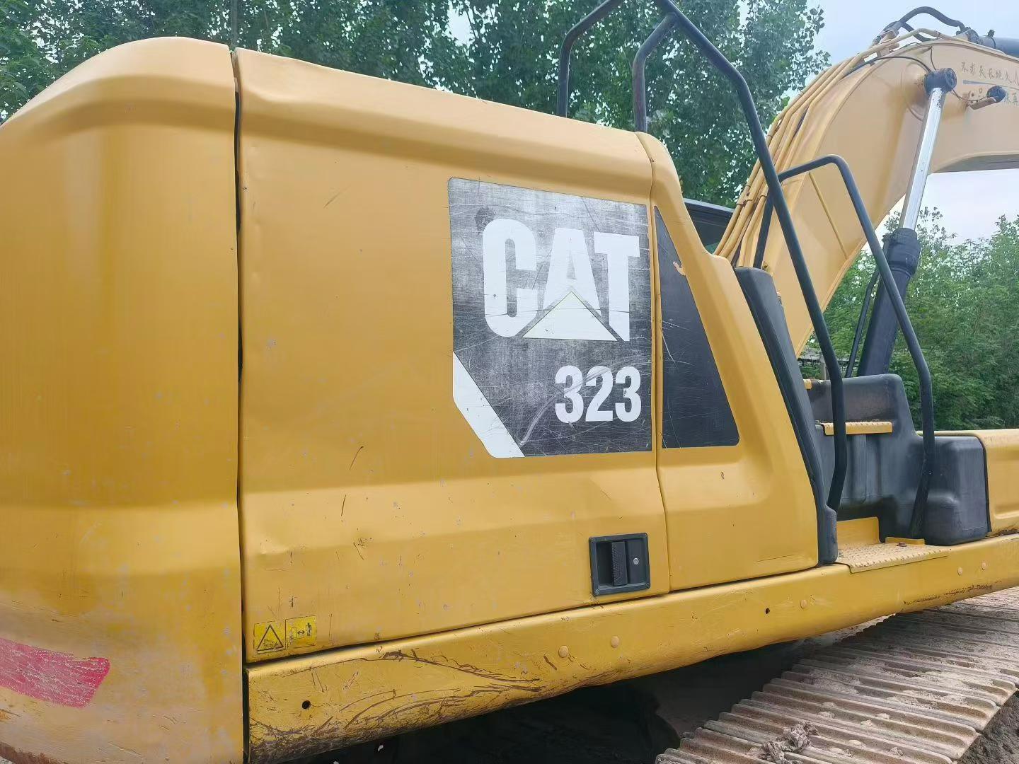 شراء حفارة Caterpillar 323 مستعملة / 2