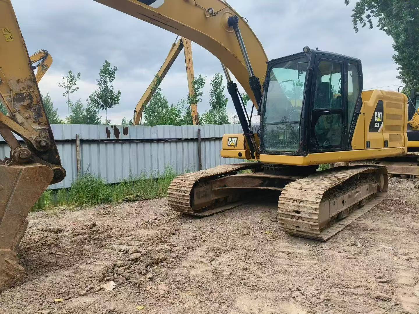 شراء حفارة Caterpillar 323 مستعملة / 8