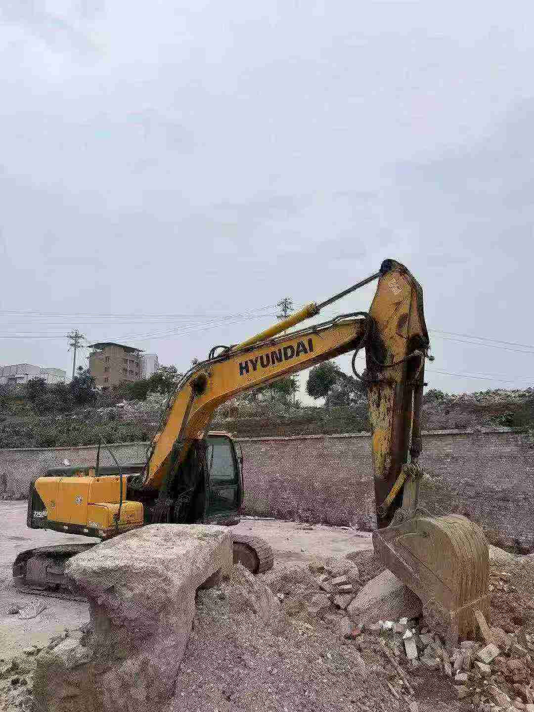 Compre Excavadora Hyundai R215VS Usada / 3