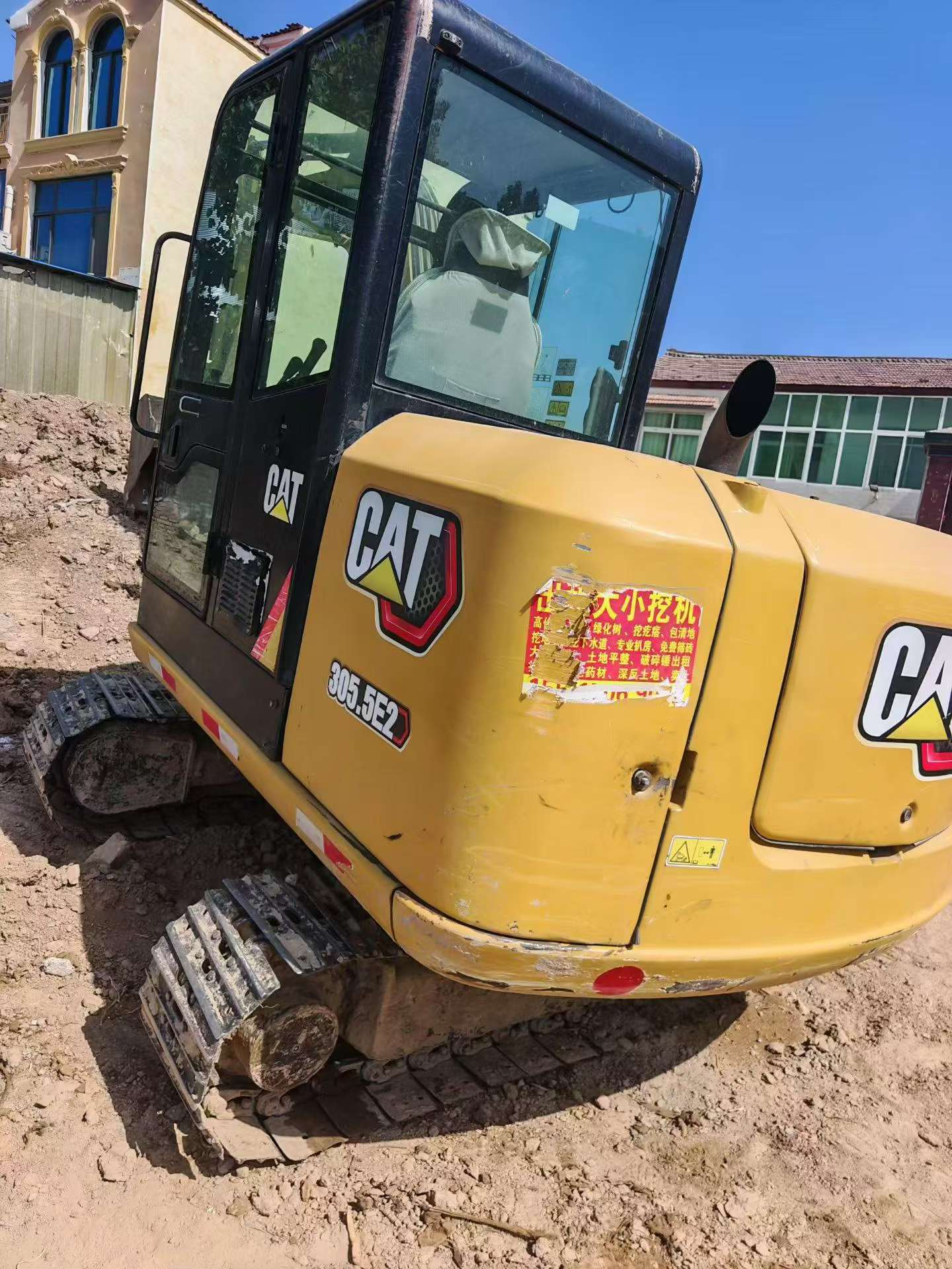 شراء حفارة Caterpillar 305.5 مستعملة / 2