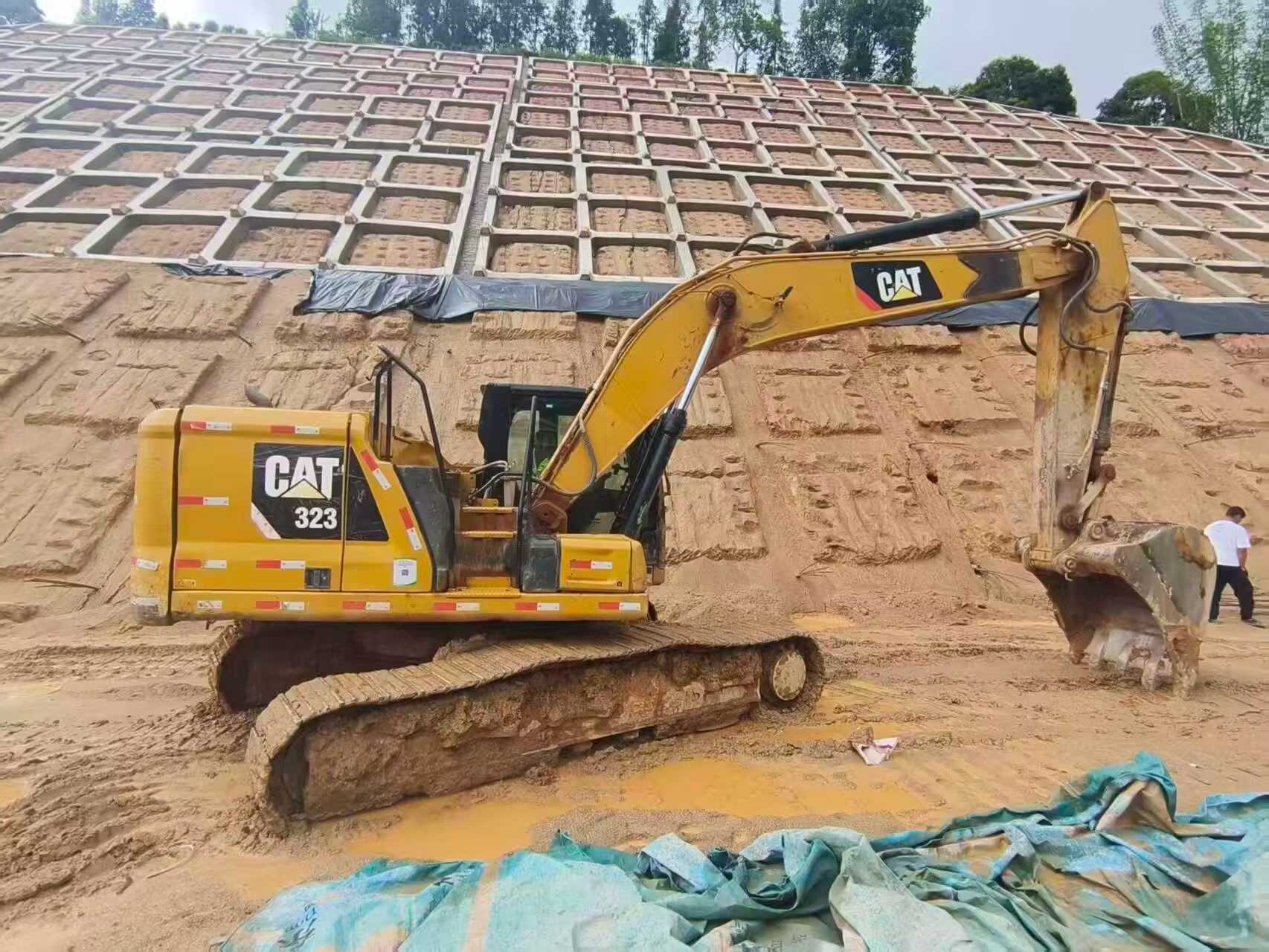 شراء حفارة Caterpillar 323 مستعملة / 2