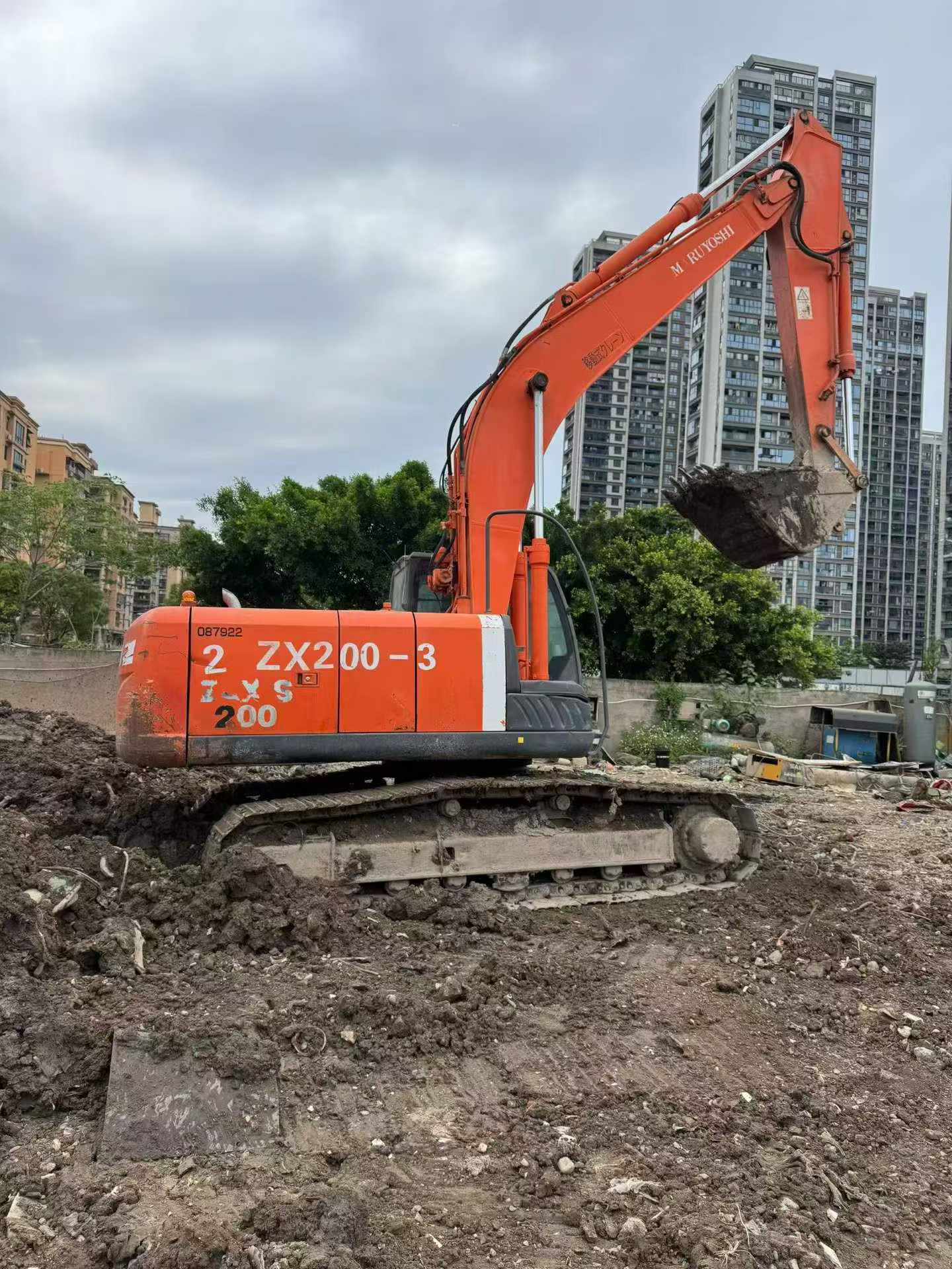 Buy Hitachi EX200-3 Used Excavator / 3 Buy Hitachi EX200-3 Used Excavator / 3