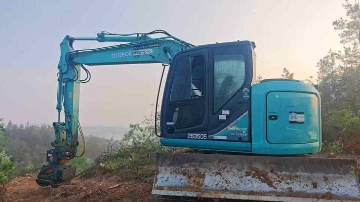 Buy Kobelco SK135 Used Excavator / 1
