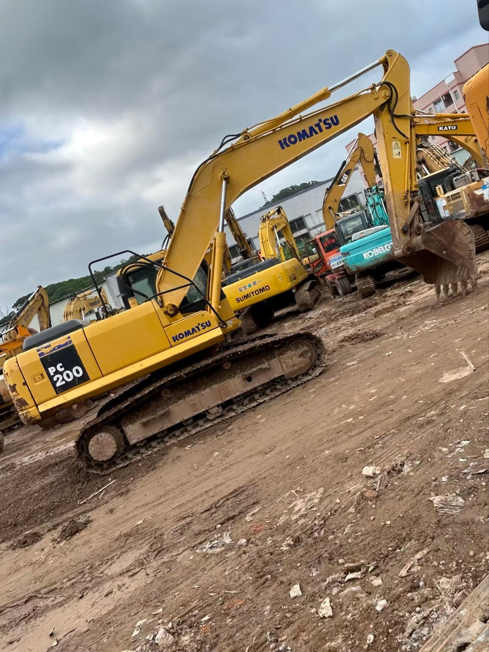 Buy Komatsu PC200-7 Used Excavator / 2