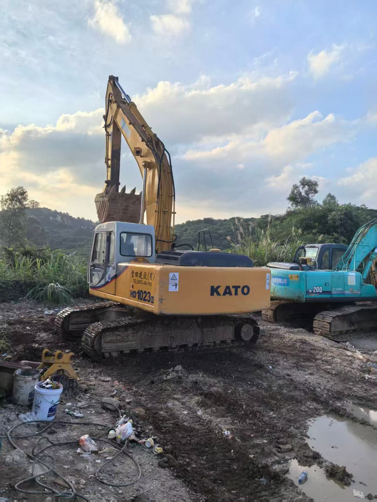 Buy Kato HD1023-LC Used Excavator / 9