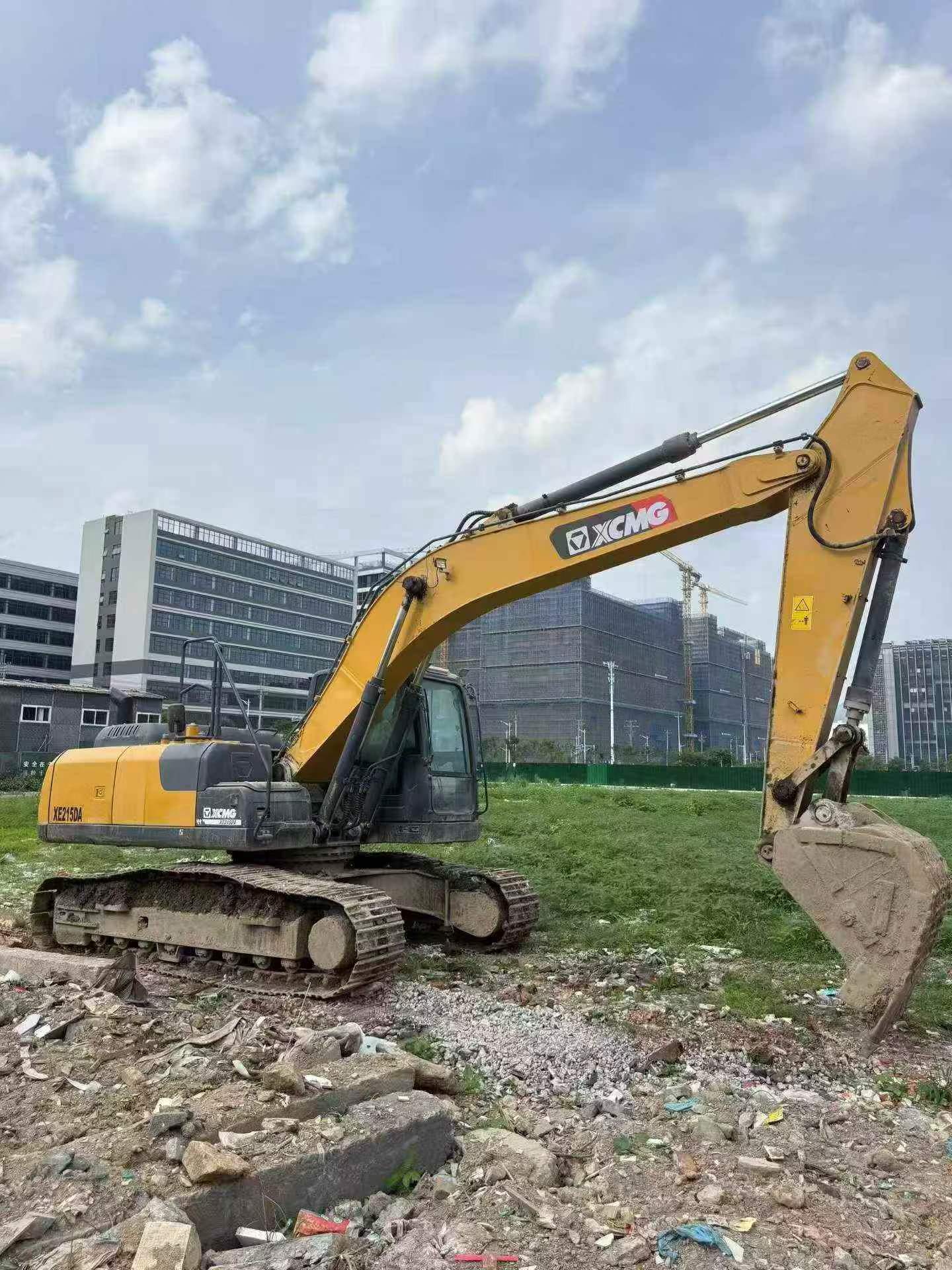 Compre Excavadora XCMG XE215DA Usada / 2