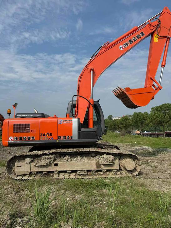 Buy Hitachi ZX210LC-3G Used Excavator / 1